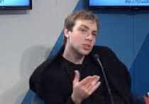 Истории пожилых москвичей, которые неожиданно для себя лишались жилья после подписания «договоров заботы» со звездой популярного теле-шоу «Битва экстрасенсов», получили уголовное продолжение. Столичные следователи СК расследует дело о мошенничестве, фигурантом которого стал Яков Шнеерсон — человек, ранее известный широкой публике как участник этого телевизионного проекта. Подробности - в материале «МК». 
