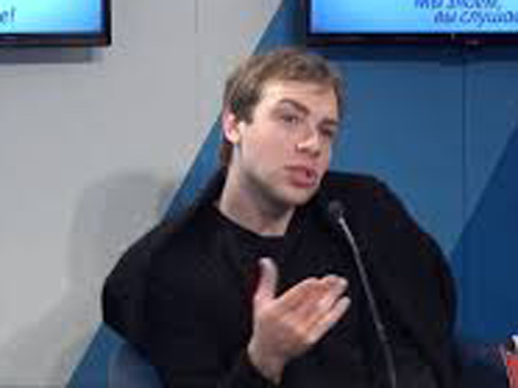 Суд в Москве отправил участника битвы экстрасенсов Шнеерсона под домашний арест