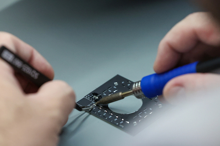 Фокусник вживил себе чип в ладонь и забыл от него пароль