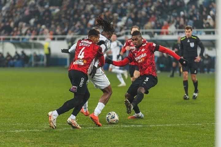 «Балтика» в Калининграде победила «Спартак» со счётом 1:0, сыграв с 30-й минуты в меньшинстве. На 33-й минуте был удалён главный тренер «Балтики» Андрей Талалаев за жест в адрес арбитра. Позднее тренер прокомментировал эпизод с удалением и подчеркнул значение победы для роста игроков. Из-за дисквалификации он пропустит матч 18-го тура с «Крыльями Советов».