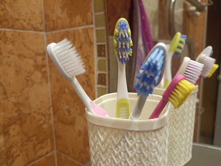 Многие люди боятся имплантации зубов из-за различных мифов. Специалисты Киришской стоматологической поликлиники рассказали, что правда, а что – вымысел.