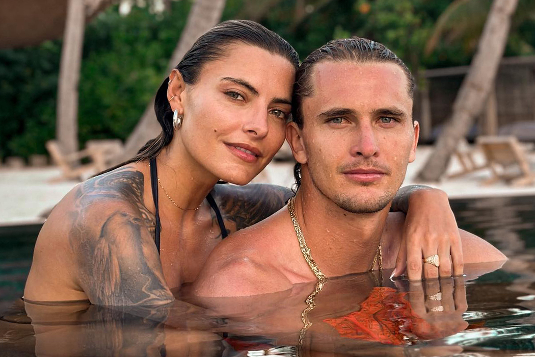 «Красивая фигура»: возлюбленная Зверева ошеломила снимками в черном купальнике. ​​​​​​