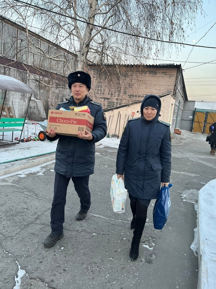 Сегодня судебные приставы Тувы привезли в дом ребенка  для маленьких детей вещи
