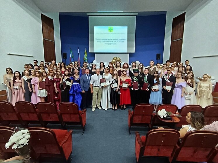 Саяногорские педагоги отметили полвека городского отдела образования