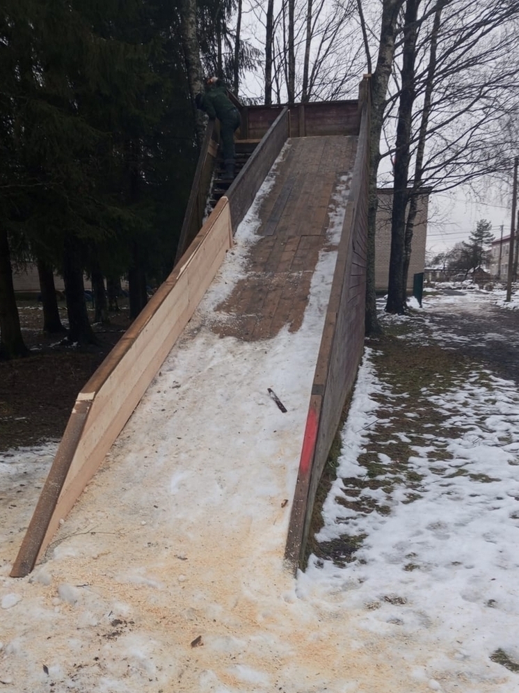 В Оленино отремонтировали детскую зимнюю горку