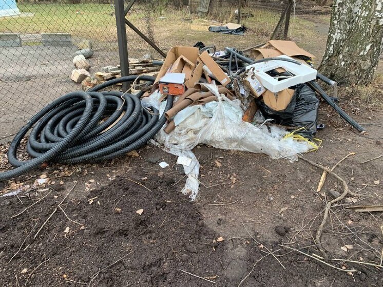 Ярославцы пожаловались на недоделанные дорожки в Петропавловском парке и горы строительного мусора.