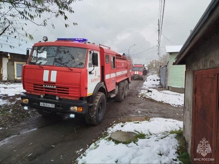 В Барнауле из-за неисправной печи вспыхнул частный жилой дом