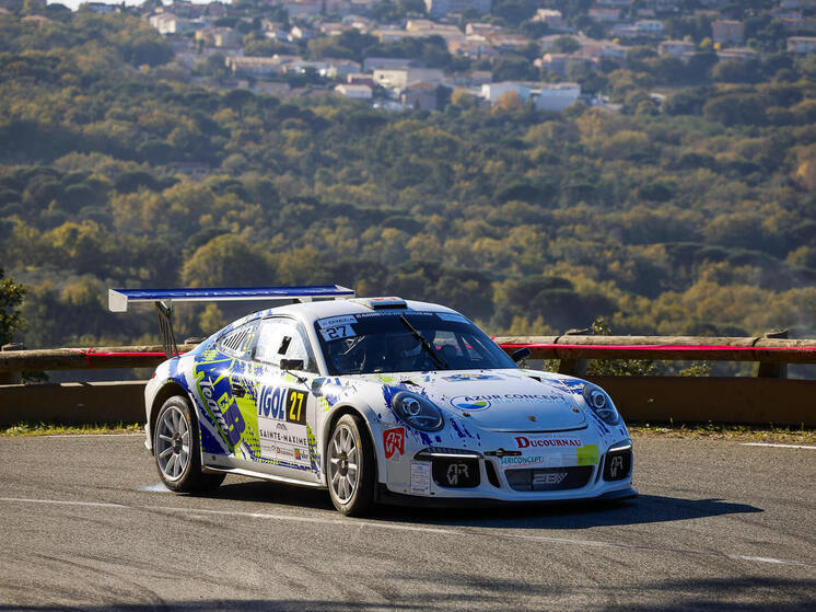 Владельцы Porsche в разных регионах столкнулись с массовым техническим сбоем: машины внезапно перестали запускаться