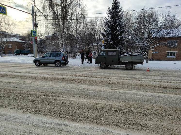 В Горно-Алтайске грузовик «боднул» остановившуюся на дороге «Ниву»