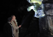 Известный российский археолог, доктор исторических наук Владислав Житенёв объяснил, как ученые пришли к выводу, что единственная на сегодняшний день обнаруженная гравировка в пещерах Южного Урала была создана во времена палеолита.