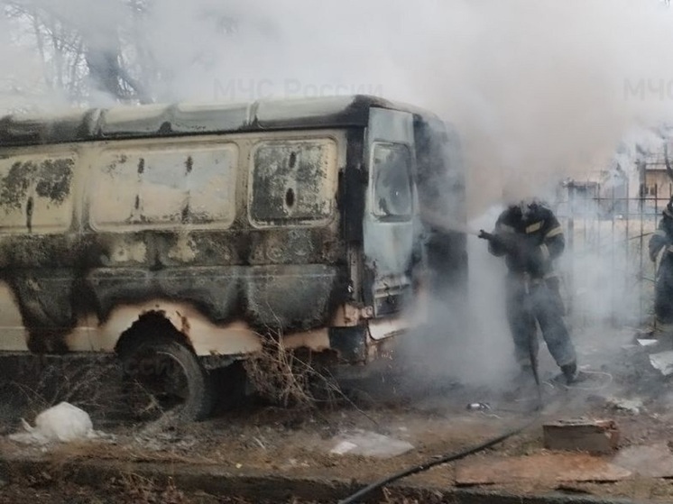 На улице Ватутина в Екатеринбурге сгорел автомобиль «Газель»