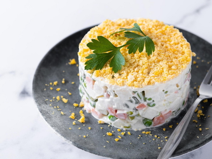 Роскошный салат Конь-огонь на замену приевшимся Оливье и Селёдке под шубой: простые ингредиенты, яркий вкус