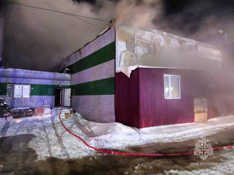 Из-за пожара в пекарне в Надыме перекрыли участок дороги на Шаповалова