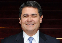 Помилование Трампом экс-президента Гондураса показывает, что усилия по борьбе с наркотиками "основаны на лжи и лицемерии", констатирует британское издание The Guardian, которое задается вопросом: «Почему Трамп взорвал предполагаемые лодки с наркотиками в Карибском море и в то же время решил снять с крючка крупного наркоторговца?”
“Он был президентом Латинской Америки, обвиняемым в сговоре с некоторыми из самых безжалостных наркобаронов региона с целью наводнения Соеди