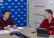 Губернатор Ямала, секретарь регионального отделения политической партии «Единая Россия» Дмитрий Артюхов в штабе общественной поддержки «ЕР» провел прием граждан по личным вопросам