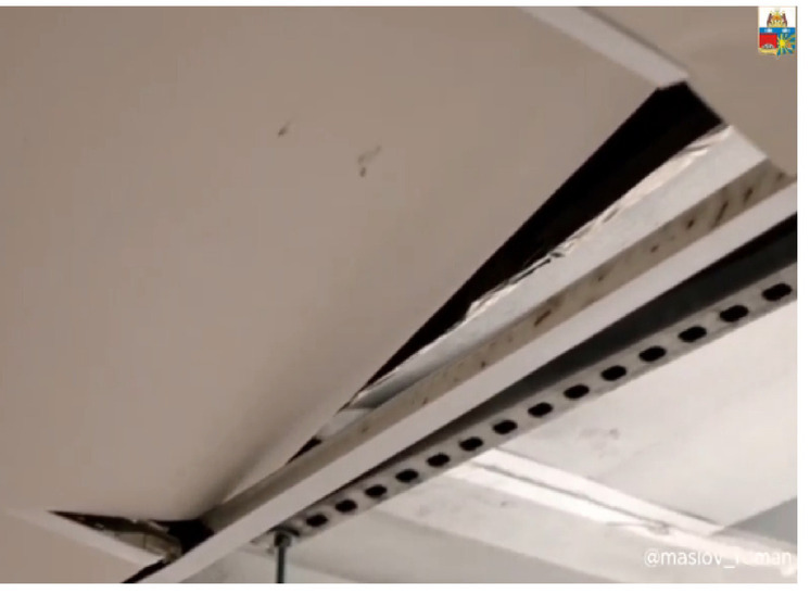 Потолок рухнул в школе Череповца, никто не пострадал