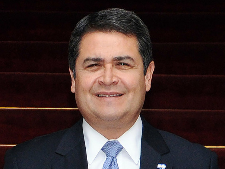 Помилование Трампом экс-президента Гондураса показывает, что усилия по борьбе с наркотиками "основаны на лжи и лицемерии", констатирует британское издание The Guardian, которое задается вопросом: «Почему Трамп взорвал предполагаемые лодки с наркотиками в Карибском море и в то же время решил снять с крючка крупного наркоторговца?”
“Он был президентом Латинской Америки, обвиняемым в сговоре с некоторыми из самых безжалостных наркобаронов региона с целью наводнения Соеди