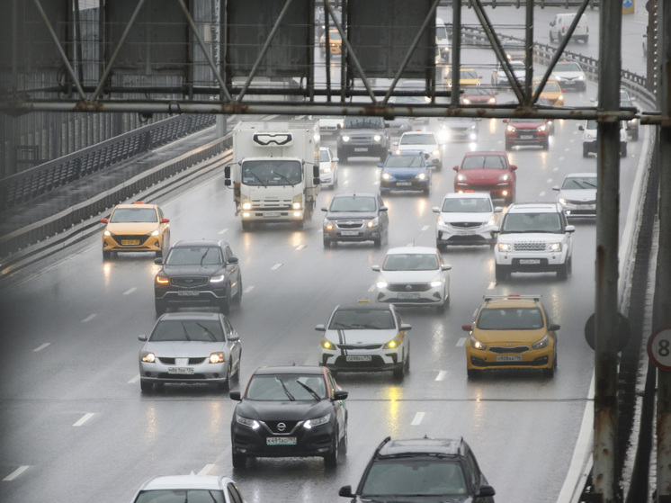 Москвичей попросили отказаться от личного автотранспорта и пересесть на метро