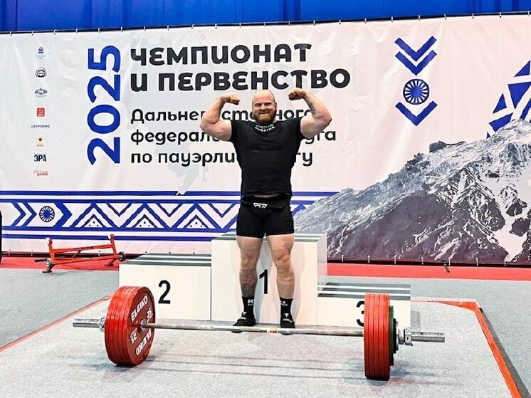 Сотрудник МЧС Якутии Алексей Островский выиграл золото чемпионата ДФО по пауэрлифтингу