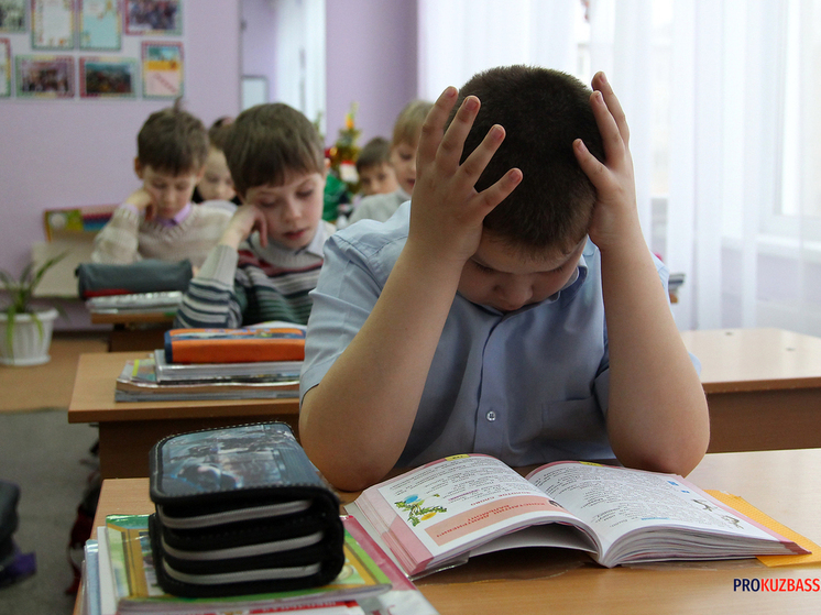 Школьники Кузбасса вынуждены ежедневно тратить часы в пути из-за отсутствия новой школы