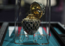 Мужчине предъявлено обвинение в краже после того, как он якобы проглотил кулон Фаберже в ювелирном магазине