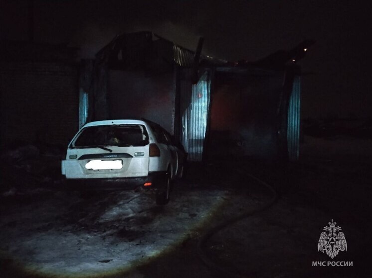 Четыре авто сгорели в одном гараже в Хилке