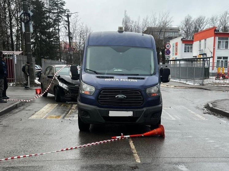 В Великом Новгороде один водитель не уступил дорогу другому, пострадал пассажир