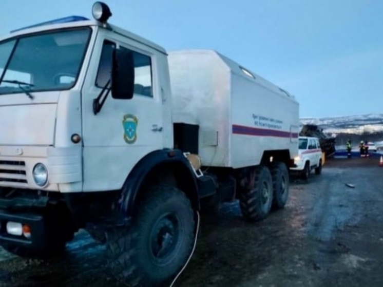 На трассе Кола полностью открыли движение после опрокидывания бензовоза