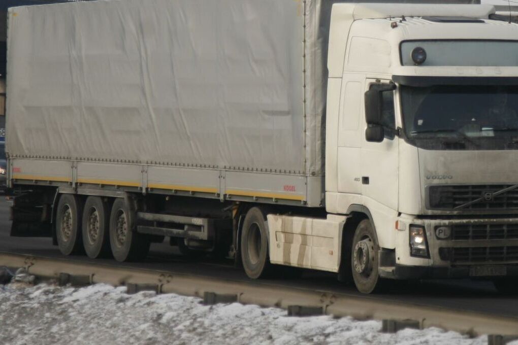 На заблокированной трассе в местах скопления фур развернули пункты обогрева