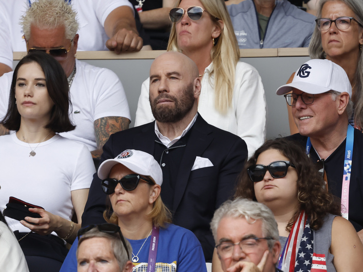 Radar Online: Джон Траволта закрутил роман с давней знакомой Ким Бейсингер