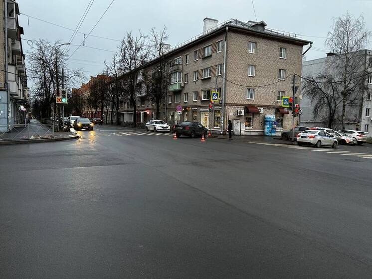 Появились фото аварии на улице Максима Горького