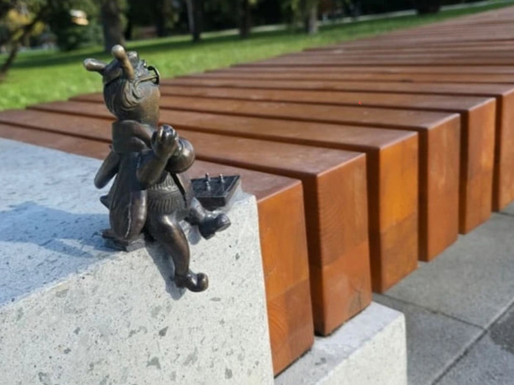 В Симферополе восстановили бронзовую пчелу-шахматиста, испорченную вандалами