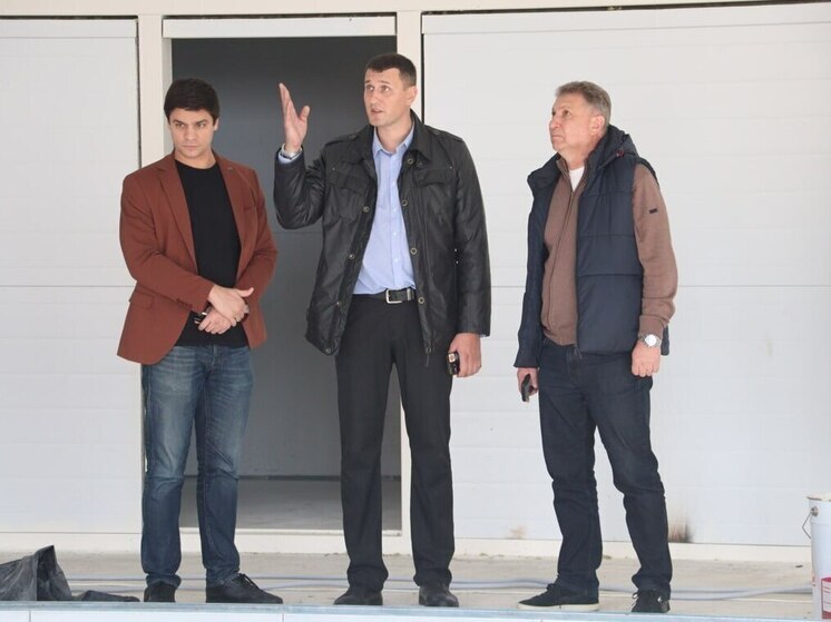 Олимпийский чемпион Евгений Рылов посетил строящийся бассейн в Керчи