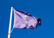 Четыре десятилетия назад видение единого европейского рынка, объединяющего сотни миллионов потребителей, казалось безусловным двигателем процветания и глобальной конкурентоспособности. Сегодня, как констатирует Financial Times (статью перевели ИноСМИ), этот великий проект тихо угас, превратившись из символа динамичного объединения в хрестоматийный пример институционального застоя. 