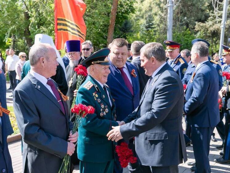 Андрей Бочаров поздравил фронтовика Виктора Шестеля со столетием