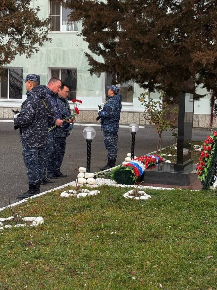 Полицейские Калмыкии почтили память погибшего коллеги