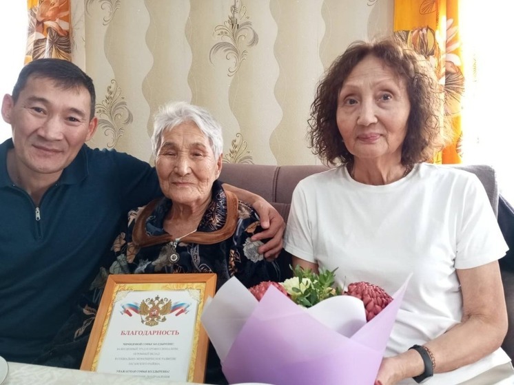 Жительницу Калмыкии поздравили с 90-летием
