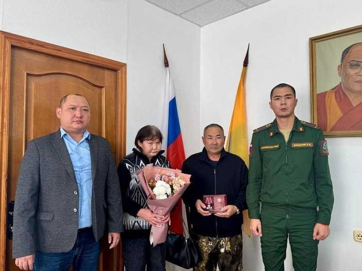 Родителям погибшего участника спецоперации передали орден Мужества