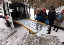 Краевым учреждениям соцобслуживания 2 декабря в Барнауле торжественно вручили специализированный транспорт для людей с инвалидностью. Ключи и документы от пяти новых автомобилей передали заместитель председателя регионального правительства Игорь Степаненко и министр соцзащиты Алтайского края Наталья Оськина.