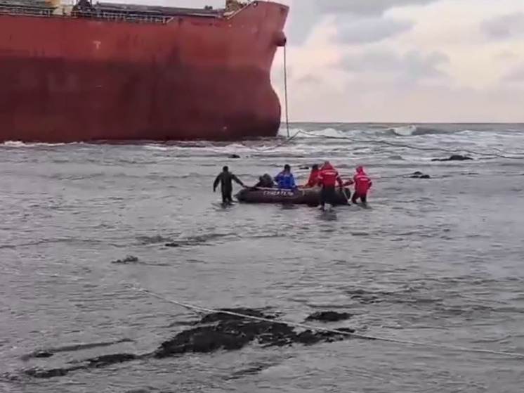 Экипаж севшего на мель китайского судна у берегов Сахалина полностью эвакуирован