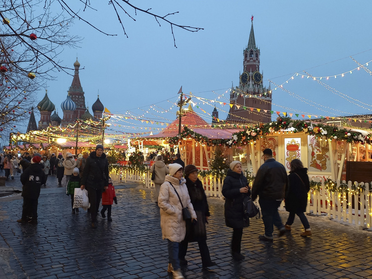 Стилист Менгунова: для встречи Нового года в ресторане можно выбрать элегантные вечерние наряды