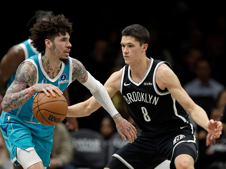 В ночь с 1 на 2 декабря 2025 года по московскому времени в Нью-Йорке прошёл матч регулярного чемпионата Национальной баскетбольной ассоциации (НБА) между «Бруклин Нетс» и «Шарлотт Хорнетс». Хозяева одержали уверенную победу со счётом 116:103, тем самым оформив первую домашнюю победу в текущем сезоне. В составе «Нетс» на паркет выходил российский разыгрывающий защитник Егор Дёмин, чей вклад в успех команды вышел за пределы привычной статистики.