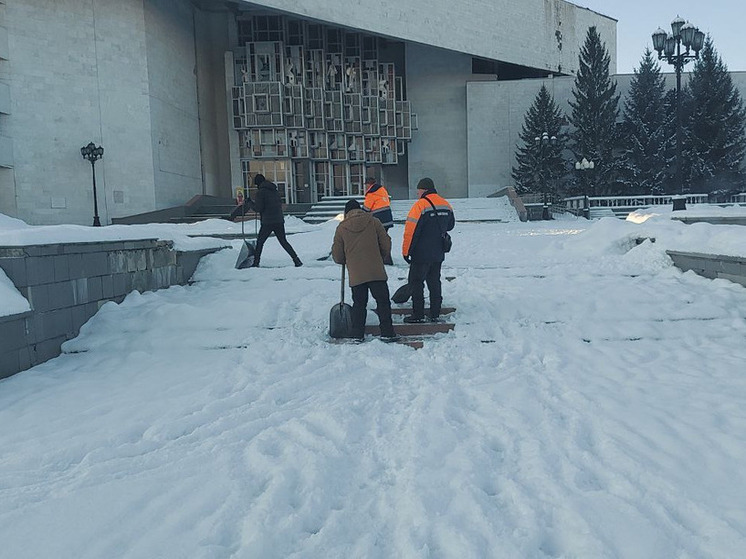 В Биробиджане для очистки от снега привлекли дополнительные бригады рабочих