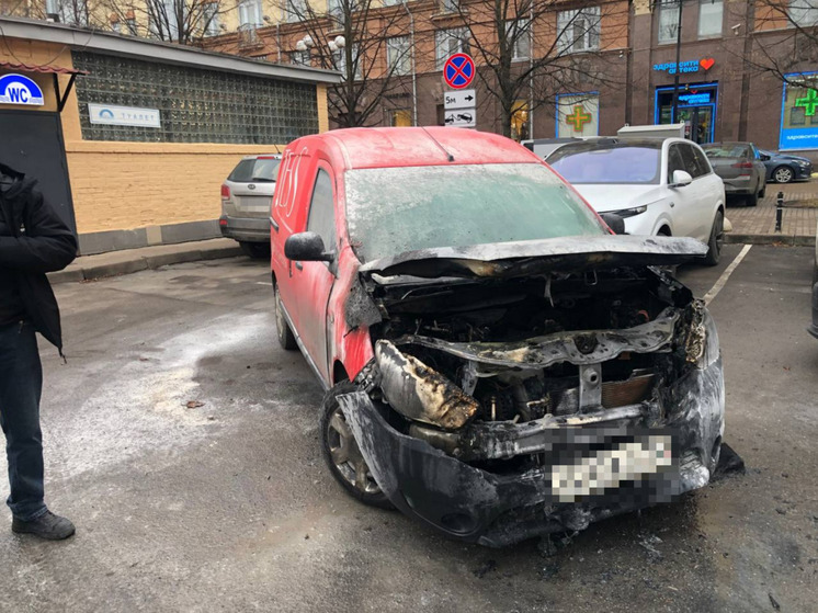 Легковушка загорелась у станции метро «Петроградская» в Петербурге