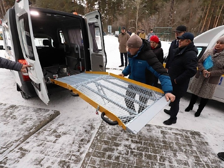 Краевым учреждениям соцобслуживания 2 декабря в Барнауле торжественно вручили специализированный транспорт для людей с инвалидностью. Ключи и документы от пяти новых автомобилей передали заместитель председателя регионального правительства Игорь Степаненко и министр соцзащиты Алтайского края Наталья Оськина.