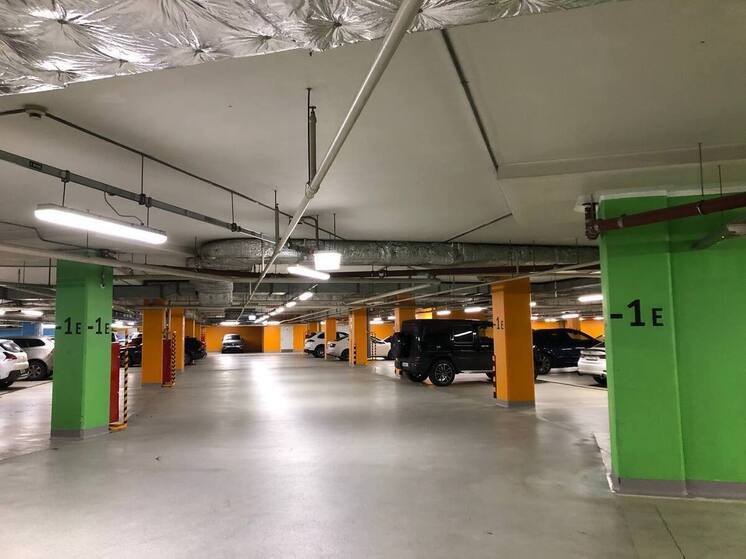 Жители дома на Орлово-Денисовском проспекте получили магазины вместо парковки