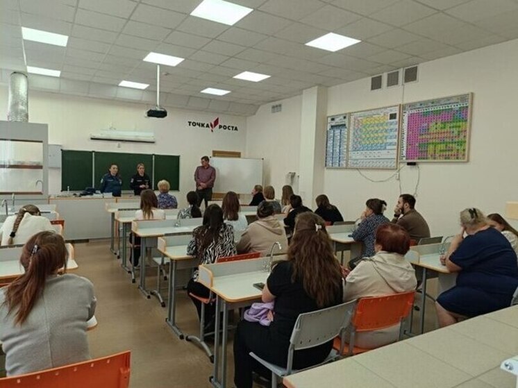 Пожарные и сотрудники МЧС встретились с работниками подпорожской школы