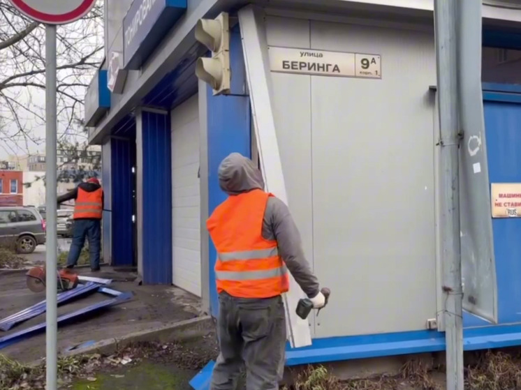 Незаконную автомойку начали сносить на улице Беринга в Петербурге