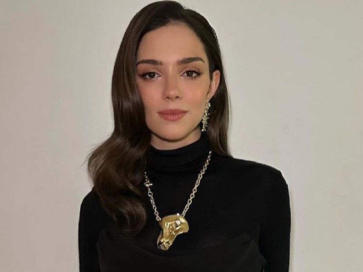 Популярная российская фигуристка Евгения Медведева стала лицом магазина женской одежды. Обладательница серебряной олимпийской медали сфотографировалась в костюмах из новой коллекции.