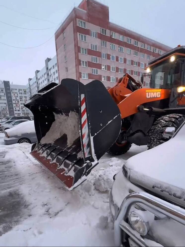 Коммунальщики Нового Уренгоя расчищают дороги после сильной метели